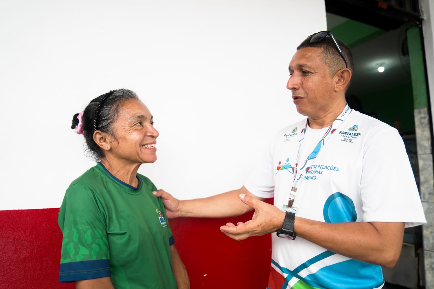 Agente Jean Carlos conversa com Vera Lúcia